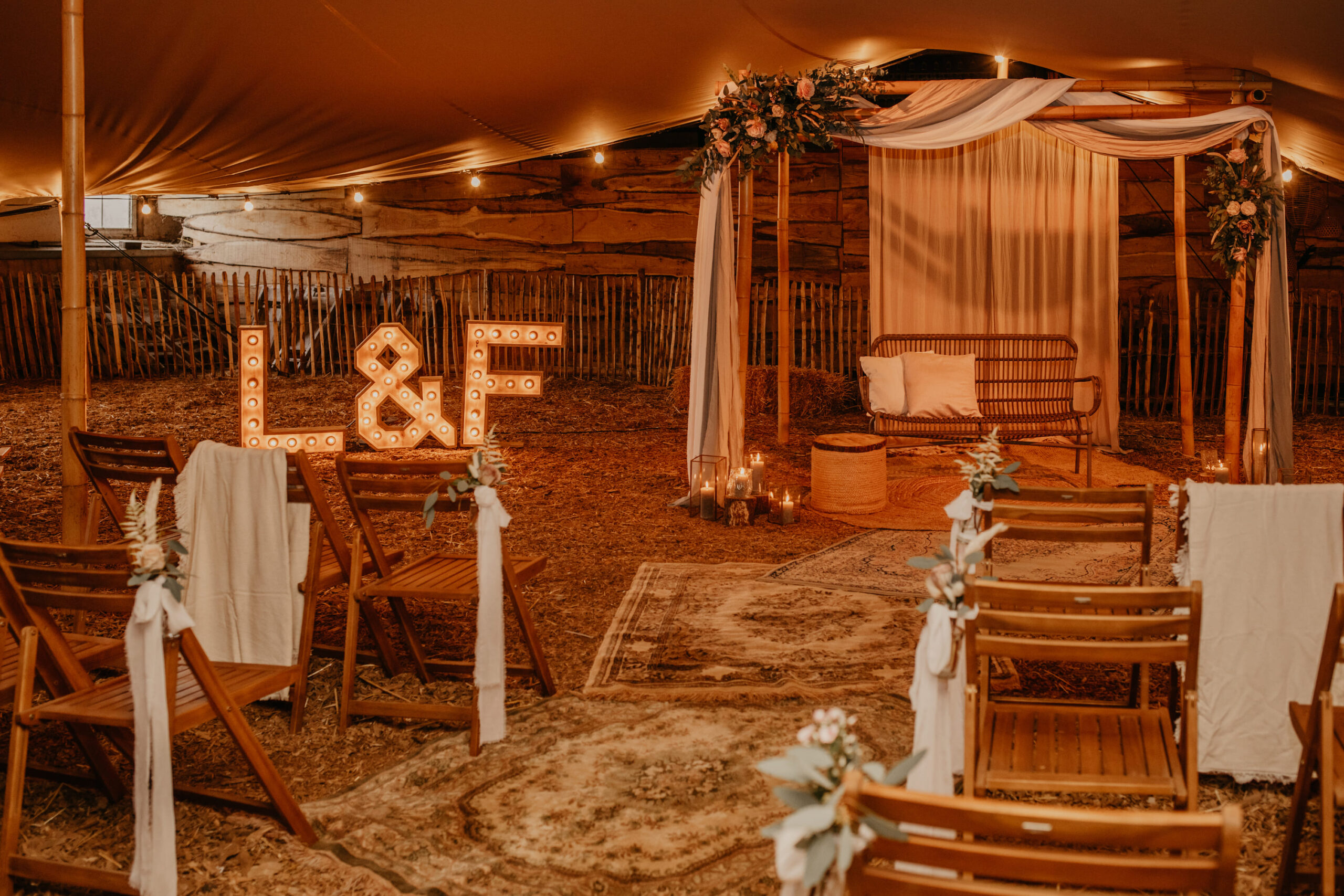 Ceremonie - achtergrond prieelstof royaal sfeerfoto + Loper van kleden Vintage optie