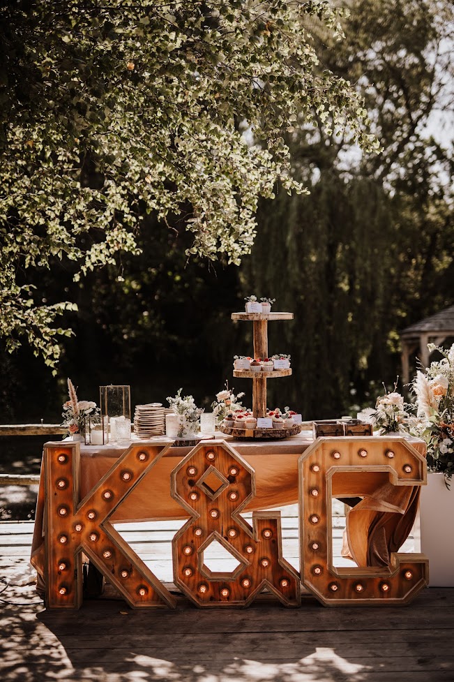 Taart tafel linnen - sfeerfoto + lichtletter initialen sfeerfoto
