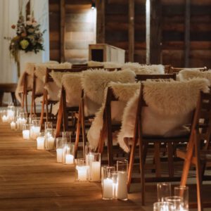 Kaarsen langs het gangpad